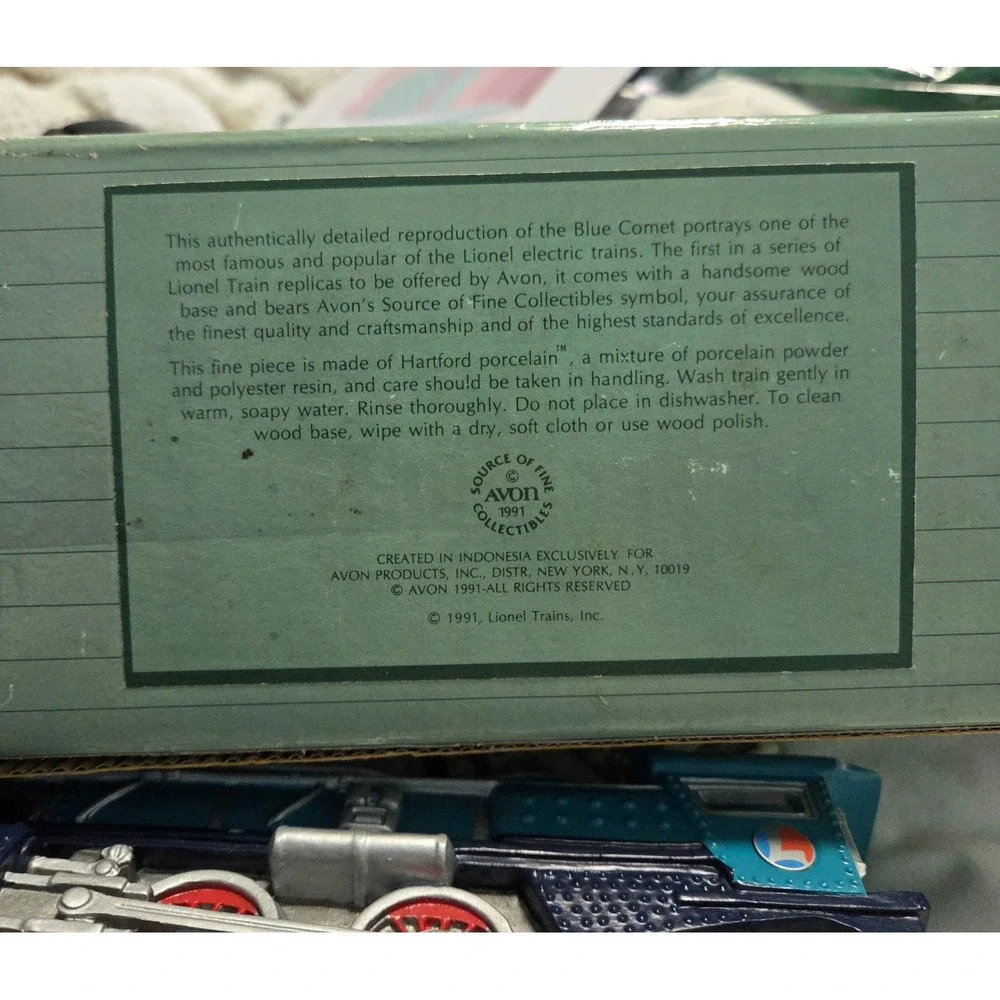 Avon 1991 Lionel Blue Comet 400E Train Locomotive Porcelain Replica‎ Wood Base